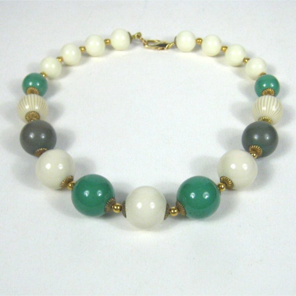 Vintage Beaded Necklace Green Lucite Beads Gold Tone Accents 19 In Marriage